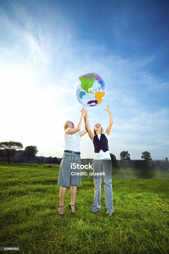 Две молодые дамы срыгивание Надувной глобус - Стоковые фото Беззаботный роялти-фри
