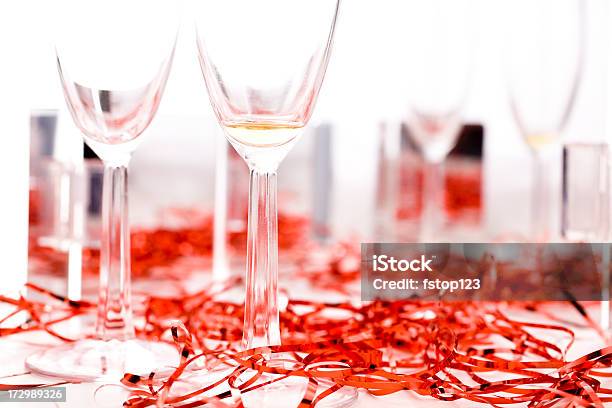 シャンパン Flutes 華やかなレッド Streamers の表 - テーブルのストックフォトや画像を多数ご用意 - テーブル, 吹き流し, 赤
