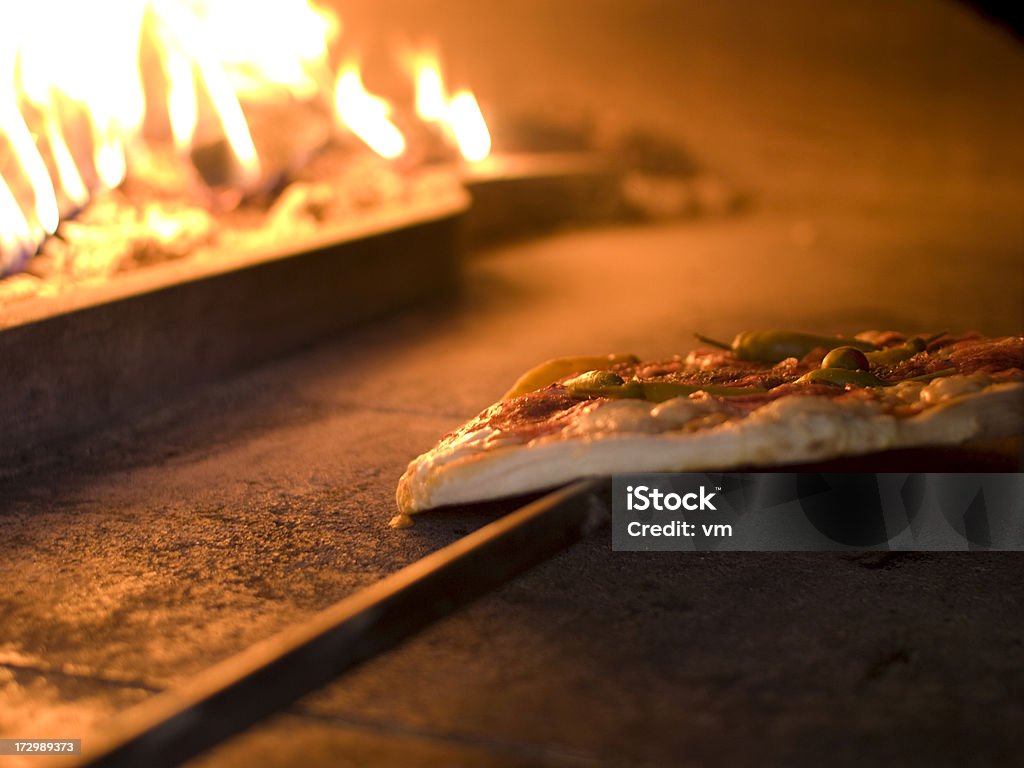 Pizza mit dem Ofen - Lizenzfrei Backen Stock-Foto
