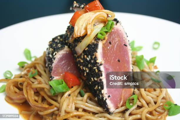 Atún De Aleta Amarilla Sellado Foto de stock y más banco de imágenes de Atún - Pescado - Atún - Pescado, Fideos soba, Alimentos cocinados