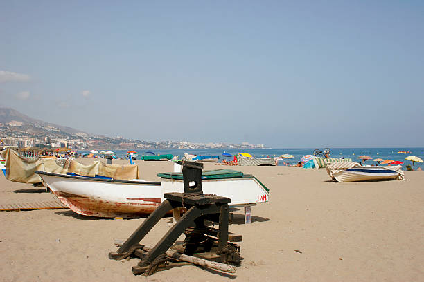 ビーチでフエンヒローラ、スペイン - fuengirola ストックフォトと画像