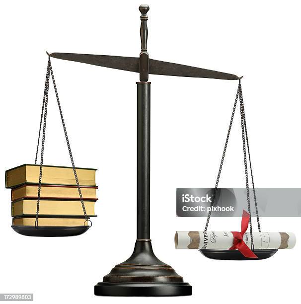 Pesado Diploma - Fotografias de stock e mais imagens de Balança da Justiça - Balança da Justiça, Livro, Aprender