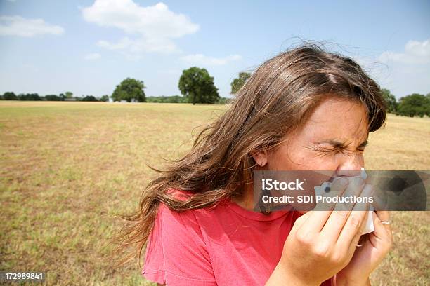 Starnutire Ragazza - Fotografie stock e altre immagini di Adulto - Adulto, Allergia, Ambientazione esterna