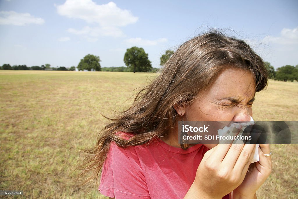 Garota Sneezing - Foto de stock de Adulto royalty-free