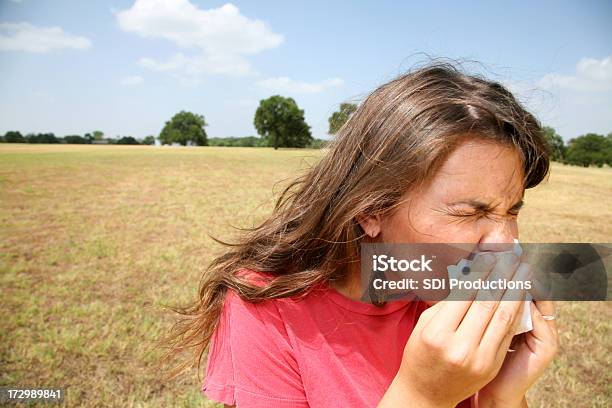 Foto de Garota Sneezing e mais fotos de stock de Adulto - Adulto, Alergia, Assoar Nariz