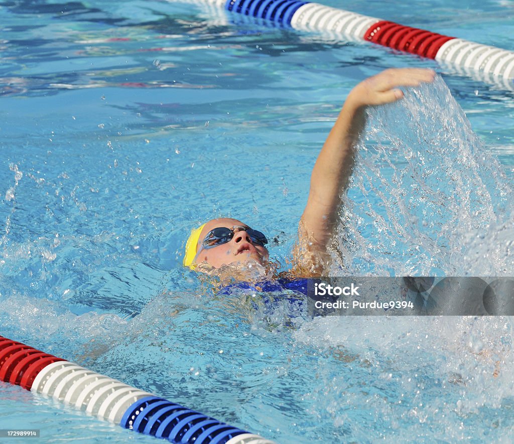 Preteen femmina nuotatore nella gara di Nuoto a dorso - Foto stock royalty-free di 12-13 anni