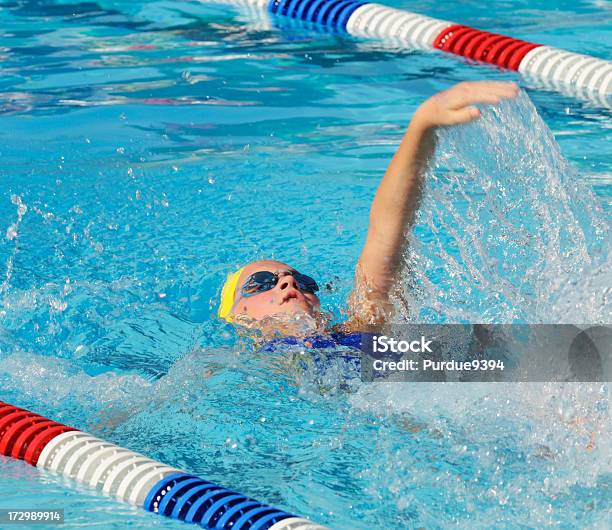 Preteen Femmina Nuotatore Nella Gara Di Nuoto A Dorso - Fotografie stock e altre immagini di 12-13 anni