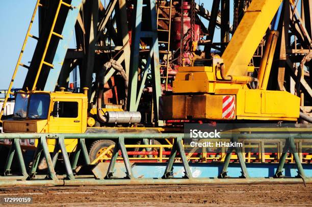 Levantamiento De Grúa Foto de stock y más banco de imágenes de Camión de peso pesado - Camión de peso pesado, Campo de petróleo, Agarrar