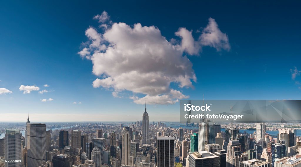 Empire nubes Manhattan - Foto de stock de Alto - Descripción física libre de derechos