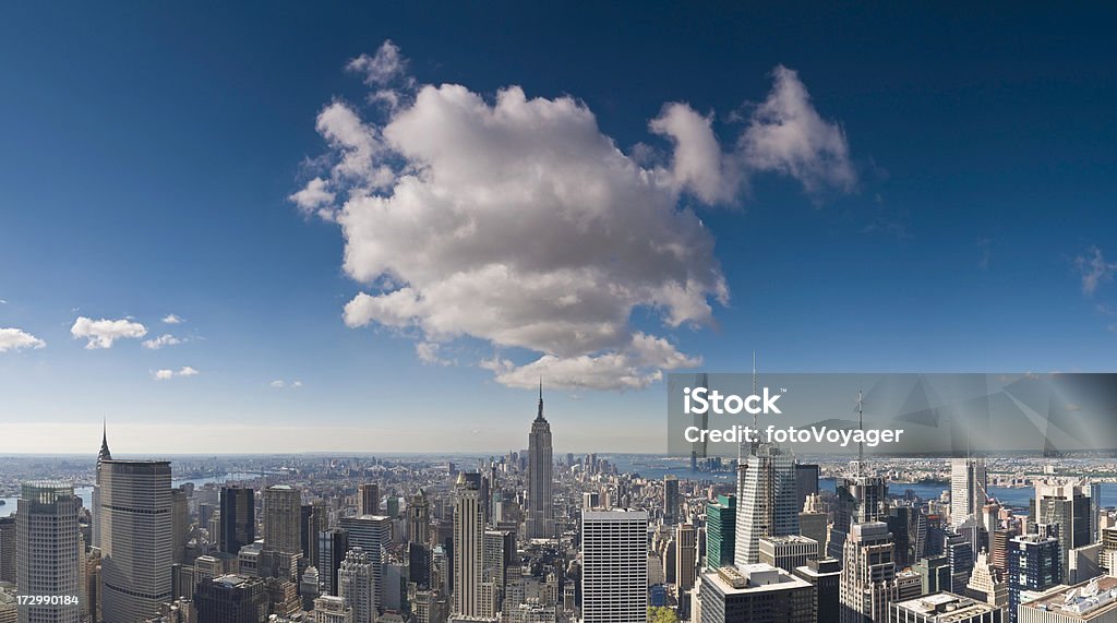 Cloudscape Império Manhattan - Foto de stock de Alto - Descrição Geral royalty-free