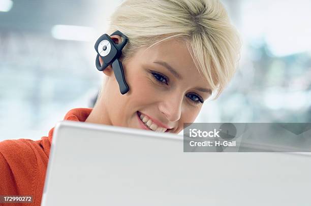 Headset Stockfoto und mehr Bilder von Gesprächsvermittler - Gesprächsvermittler, Schöne Menschen, Am Telefon