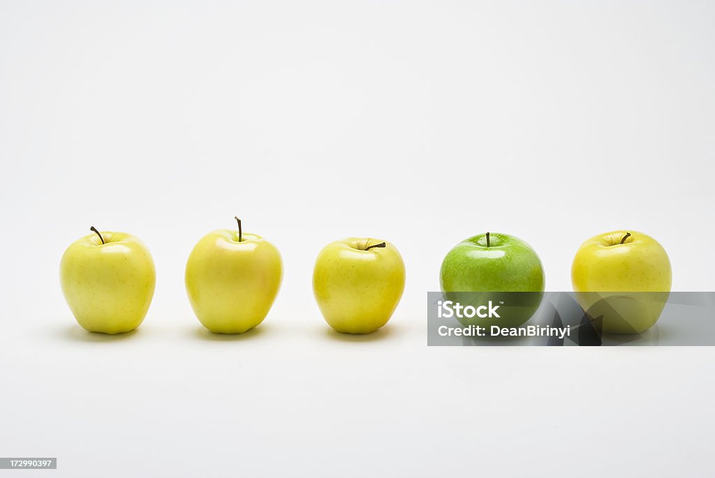 Reihe von Golden Delicious-Äpfel einem Granny Smith alle aus Bio-Baumwolle - Lizenzfrei Apfel Stock-Foto