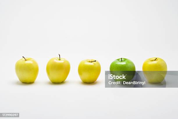 Reihe Von Golden Deliciousäpfel Einem Granny Smith Alle Aus Biobaumwolle Stockfoto und mehr Bilder von Apfel