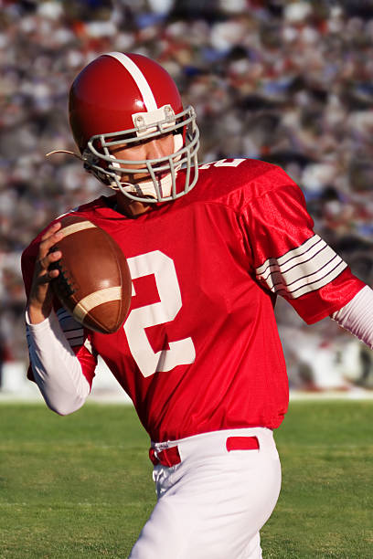 istock Football Player Throwing A Pass 172990420