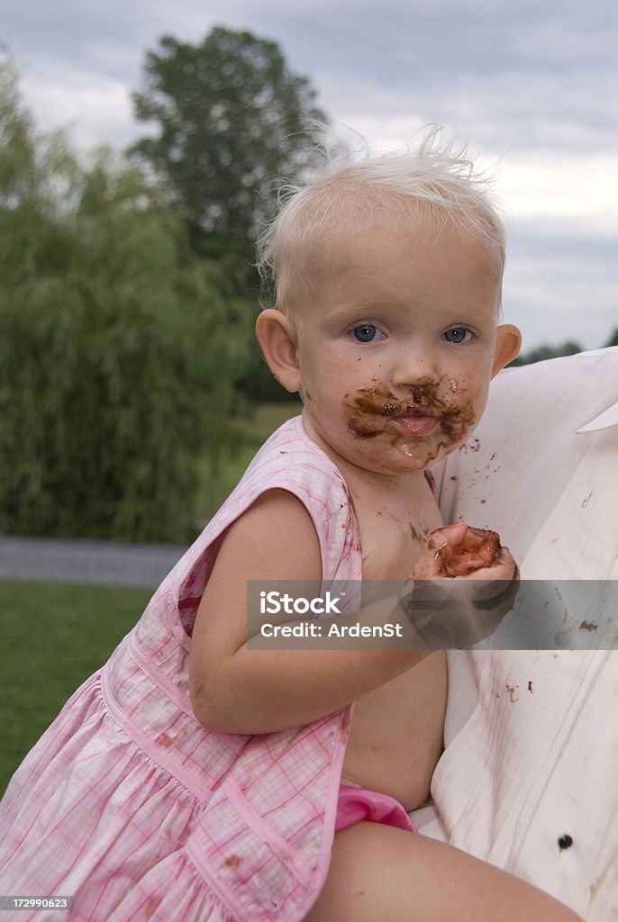 Ребенок девочка с клубникой в шоколаде - Стоковые фото 12-17 месяцев роялти-фри