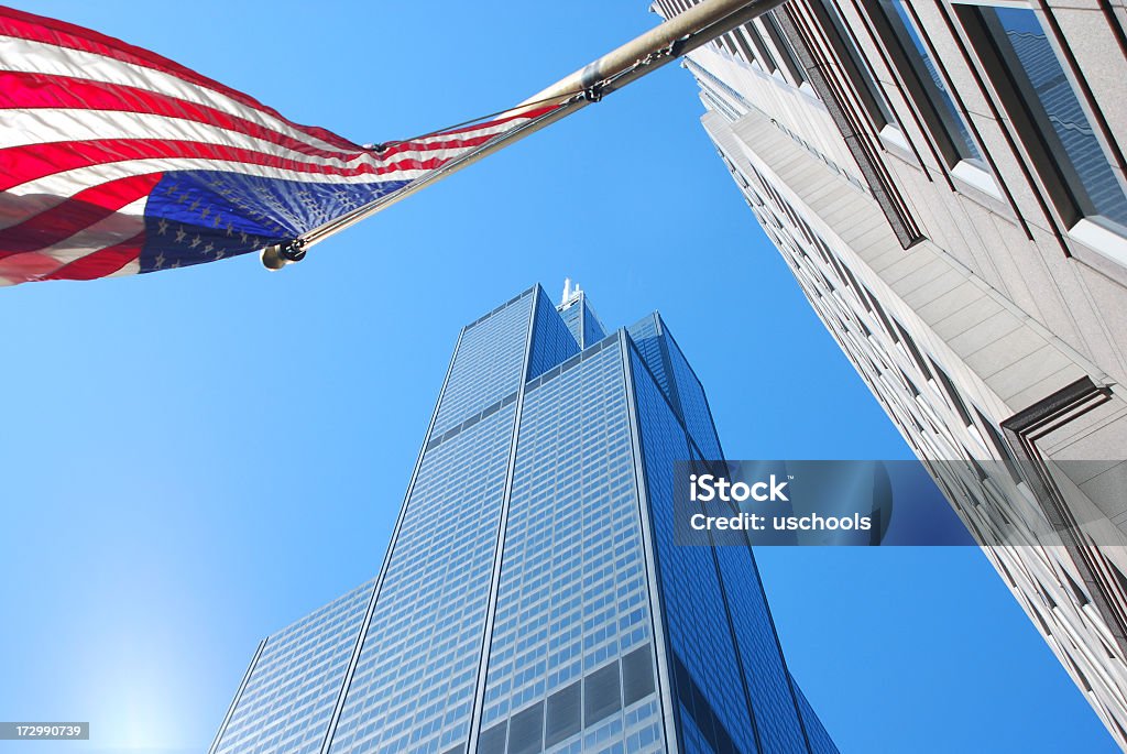 De edificios de oficinas y bandera, Chicago - Foto de stock de Bandera estadounidense libre de derechos