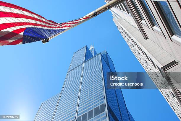 De Edificios De Oficinas Y Bandera Chicago Foto de stock y más banco de imágenes de Bandera estadounidense - Bandera estadounidense, Torre Sears, Acero