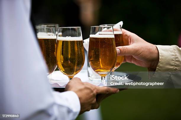 Cerveja De Servir - Fotografias de stock e mais imagens de Bandeja - Utensílio doméstico - Bandeja - Utensílio doméstico, Carregar, Cerveja