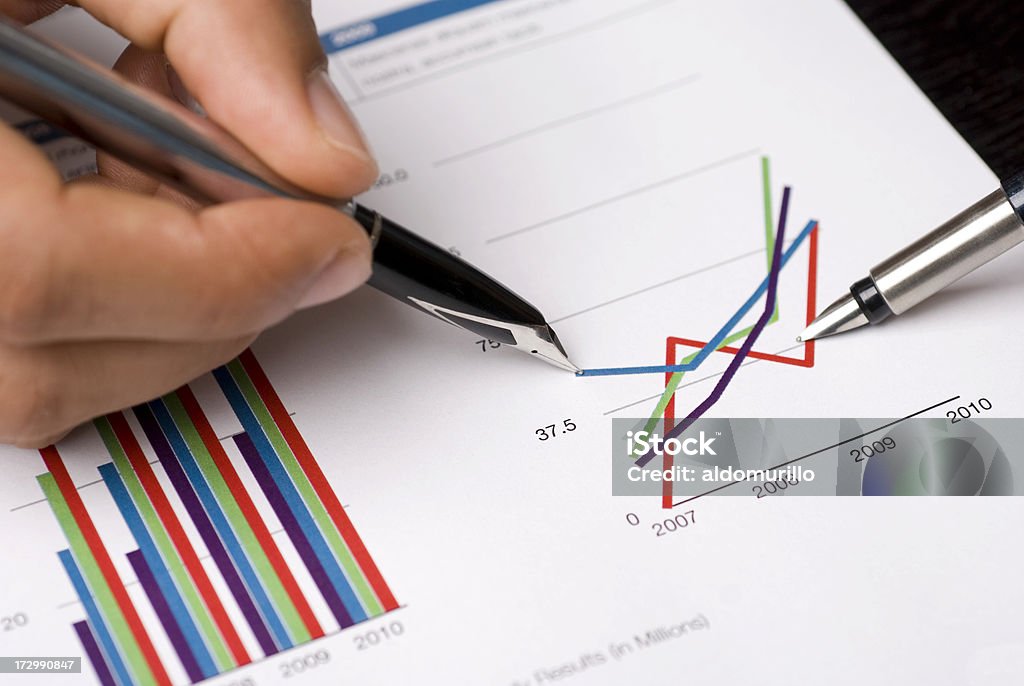 pen mit Diagramm auf Finanzbericht - Lizenzfrei Analysieren Stock-Foto