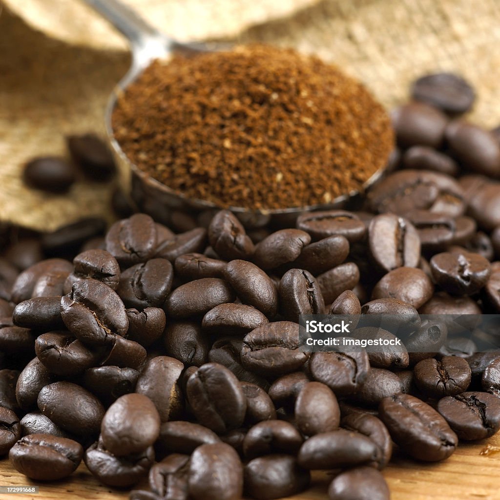 でコーヒー豆とアース - 挽いたコーヒーのロイヤリティフリーストックフォト