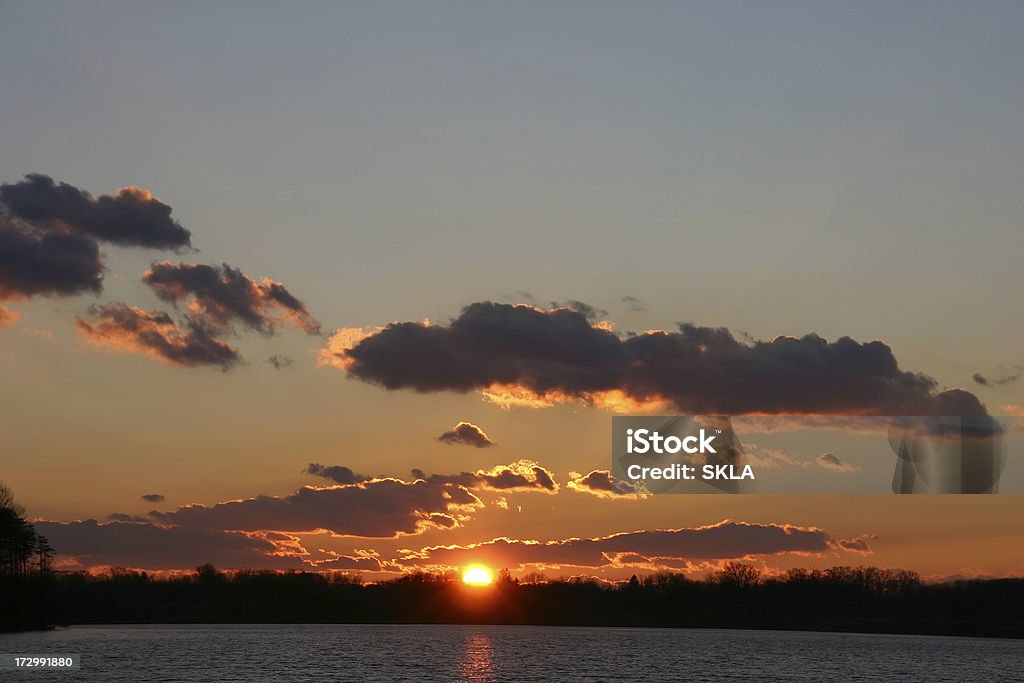 Zachód słońca nad jeziorem - Zbiór zdjęć royalty-free (Bez ludzi)