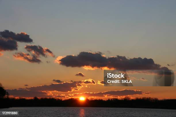 Pôr Do Sol Sobre O Lago - Fotografias de stock e mais imagens de Amanhecer - Amanhecer, Anoitecer, Ao Ar Livre