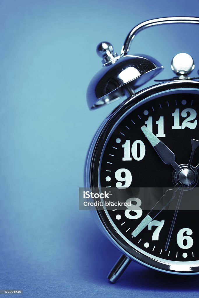 目覚まし時計 - Beat The Clock 英語の慣用句のロイヤリティフリーストックフォト