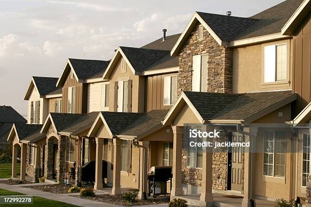 Townhomes Foto de stock y más banco de imágenes de Casa - Casa, Cielo, Colorido