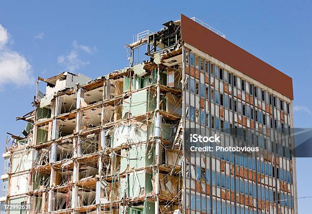 Edifício Destruído Série - Fotografias de stock e mais imagens de Exterior de edifício - Exterior de edifício, Indústria de construção, Demolido