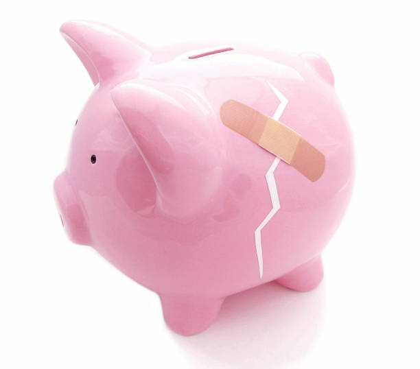 istock Cracked Piggy Bank 172992638