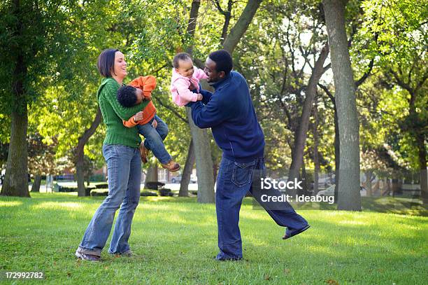 Photo libre de droit de Fun Dans Le Parc banque d'images et plus d'images libres de droit de 12-23 mois - 12-23 mois, 2-3 ans, 20-24 ans