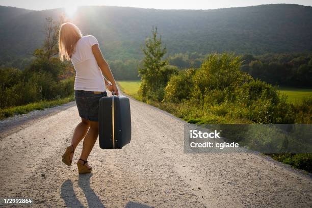 Lasciando - Fotografie stock e altre immagini di Valigia - Valigia, Pesante, Bagaglio