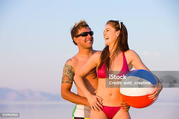 Photo libre de droit de Joyeux Couple Rire Sur Plage banque d'images et plus d'images libres de droit de Ballon de plage - Ballon de plage, Bonheur, Tous types de couple