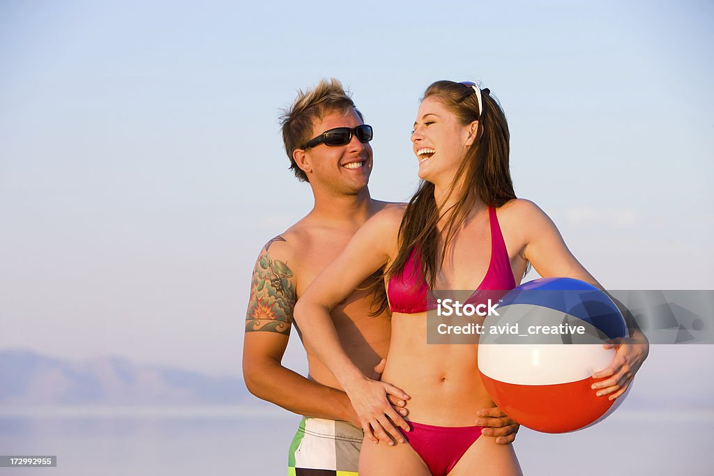 Divertido casal rindo na praia - Foto de stock de Bola de Praia royalty-free