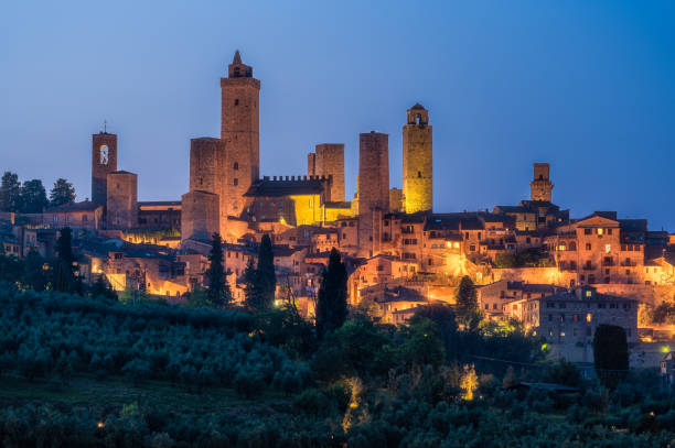 la maravillosa ciudad de san giminiano con todas sus torres iluminadas en una noche de verano. provincia de siena, toscana, italia. - tuscany florence italy chianti region italy fotografías e imágenes de stock