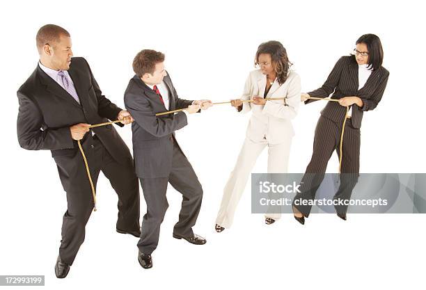 Foto de Conceito De Trabalho De Equipe Fundo Branco e mais fotos de stock de Cabo de guerra - Cabo de guerra, Quatro Pessoas, Colega de trabalho