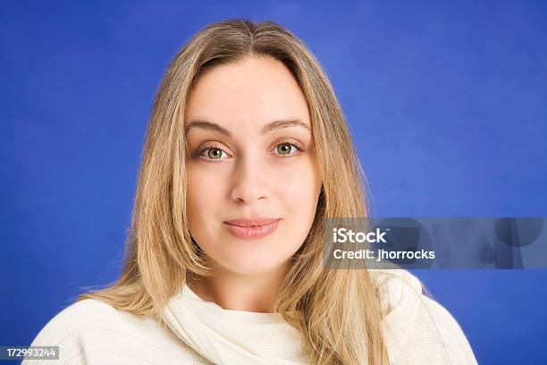매력적인 여자 Heashot Blue 헤드샷에 대한 스톡 사진 및 기타 이미지 - 헤드샷, 25-29세, 30-34세