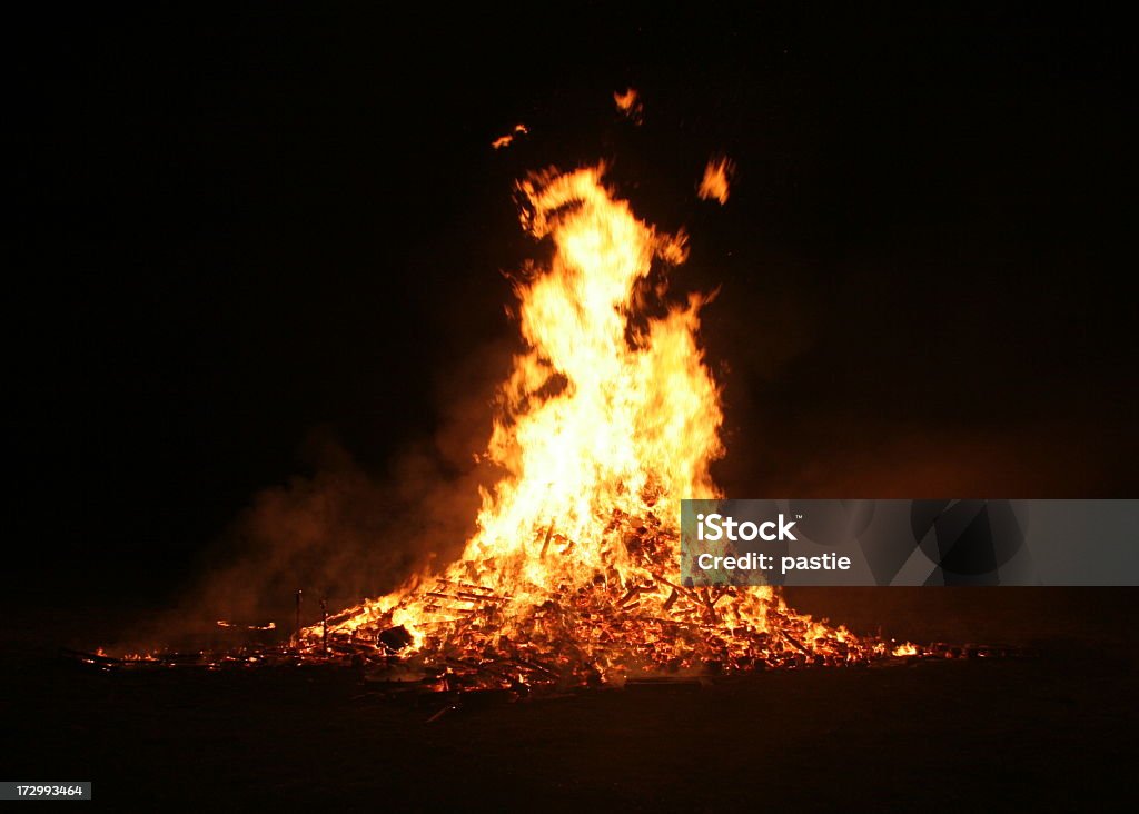 Guy Fawkes Holzfeuer mit großen flames - Lizenzfrei Guy Fawkes Stock-Foto