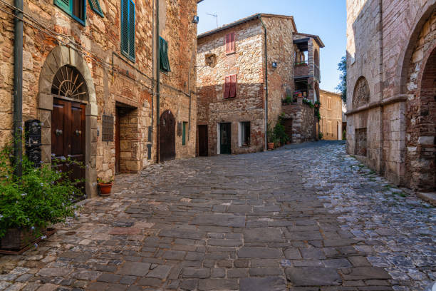 el hermoso pueblo de suvereto en una soleada tarde de verano. provincia de livorno, toscana, italia. - tuscany florence italy chianti region italy fotografías e imágenes de stock