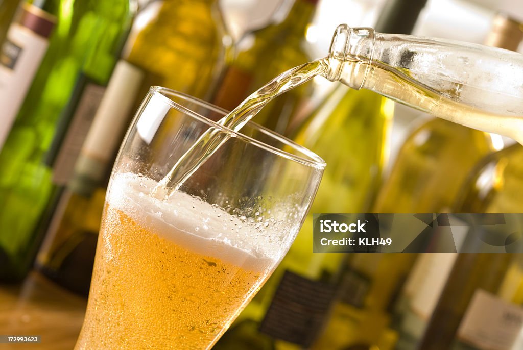 Versare la birra in un ristorante o bar - Foto stock royalty-free di Birra