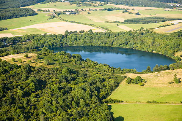 vista aérea de un paisaje rural - eos5d fotografías e imágenes de stock