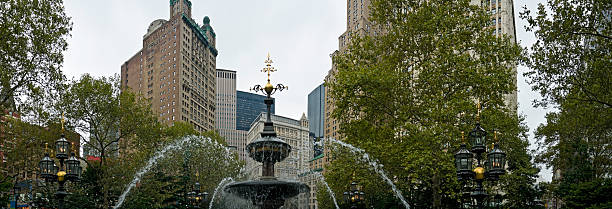 new york city hall park - fountain park lower manhattan street light - fotografias e filmes do acervo