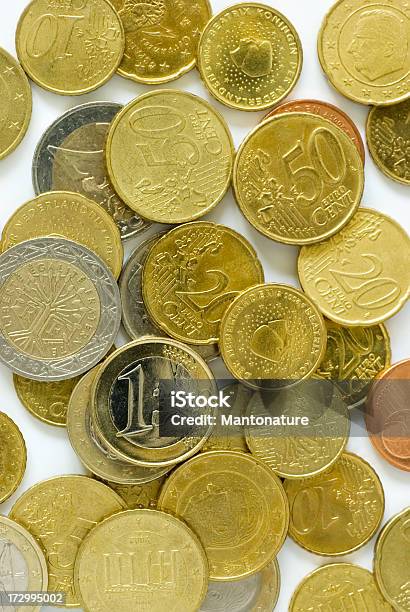 Mucchio Di Monete In Euro Su Bianco - Fotografie stock e altre immagini di Affari - Affari, Bianco, Bronzeo