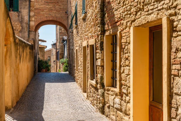 el hermoso pueblo de bibbona en una soleada tarde de verano. provincia de livorno, toscana, italia. - tuscany florence italy chianti region italy fotografías e imágenes de stock