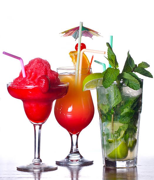 alcohol - drink umbrella cocktail glass isolated fotografías e imágenes de stock