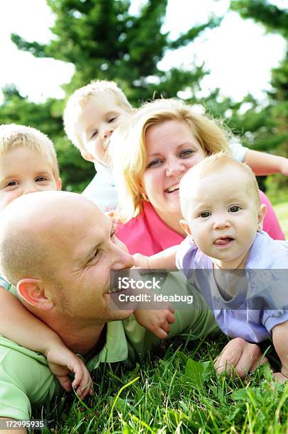 Somos Una Familia Foto de stock y más banco de imágenes de 2-3 años - 2-3 años, 20 a 29 años, 30-39 años