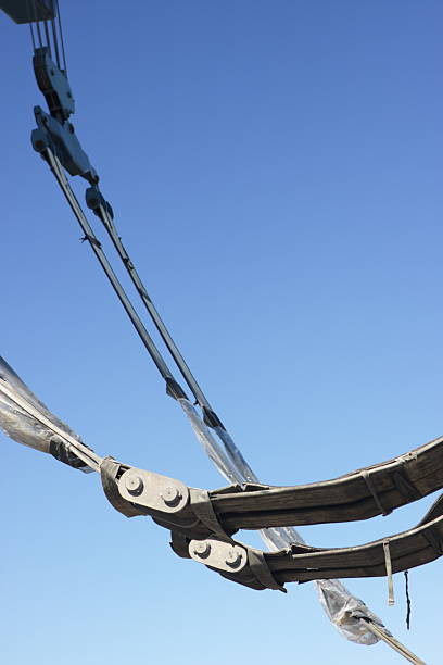 guindaste de pórtico industrial estaleiro ferramenta - crane shipyard construction pulley imagens e fotografias de stock