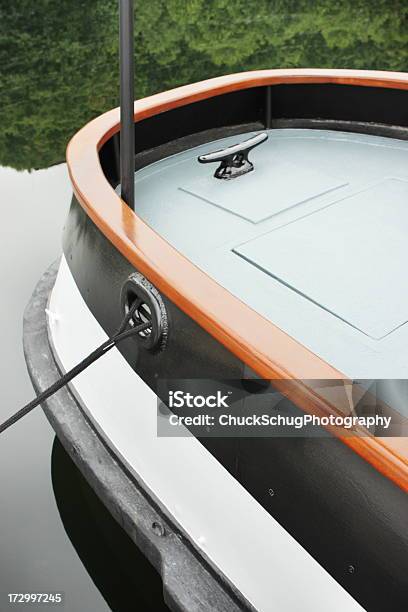 Foto de Casco De Barco De Proa Do Deck Amarração Cleat e mais fotos de stock de Primeiro plano - Primeiro plano, Navio rebocador, Barco de Turismo