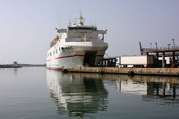 de transport en bateau dans le port (horizontal - piloting commercial dock harbor industrial ship photos et images de collection