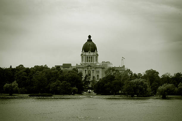 tutto di wascana - saskatchewan regina parliament building wascana lake foto e immagini stock